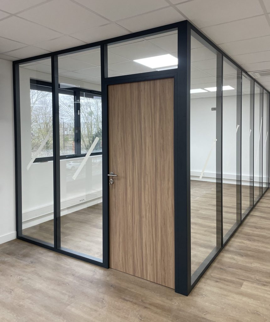 La cloison vitrée toute hauteur avec couvre joint