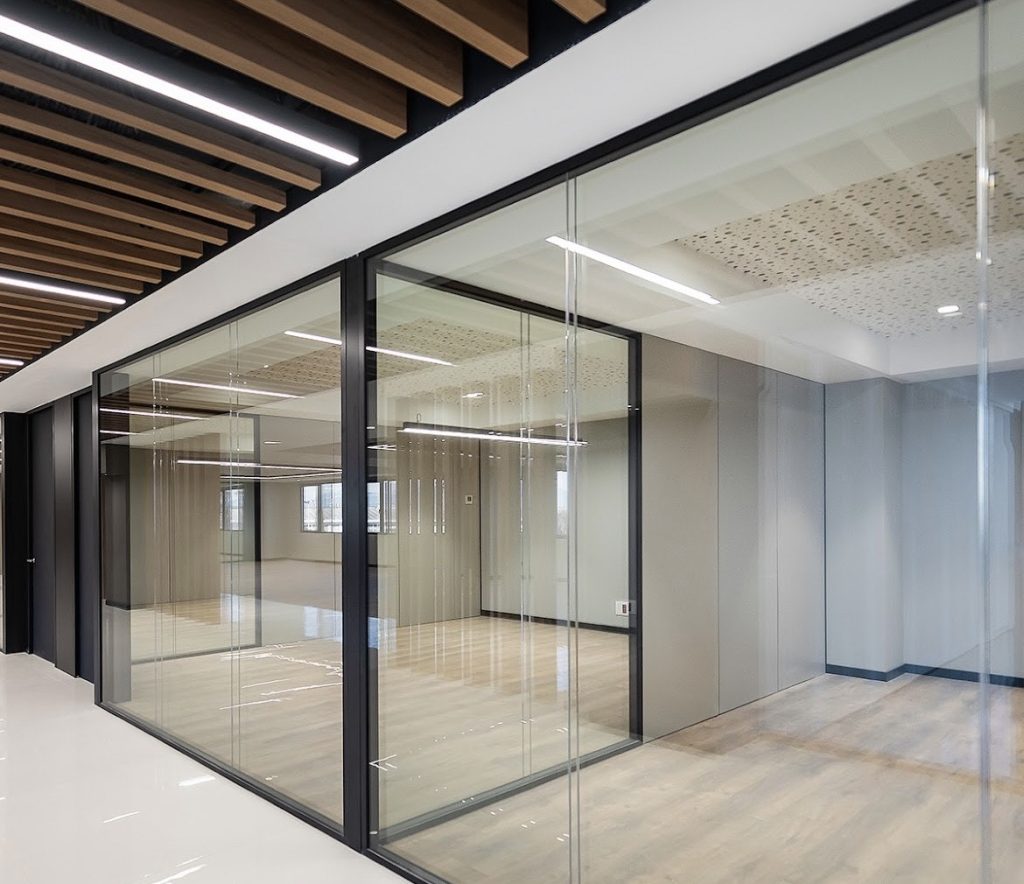 Cloison vitrée bord à bord